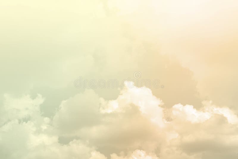 Słoneczne światło miękkie na niebie i w chmurnym tle abstrakcyjny gradient pastelowy z fluffy chmur. wielokolorowy obraz tęczy. ma zdjęcia royalty free