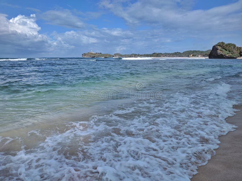 Słoneczny dzień na plaży, piękna tropikalna plaża w Yogyakarta, Indonezja obraz stock Słoneczny dzień na plaży, piękna tropikalna plaża w Yogyakarta, Indonezja obraz stock