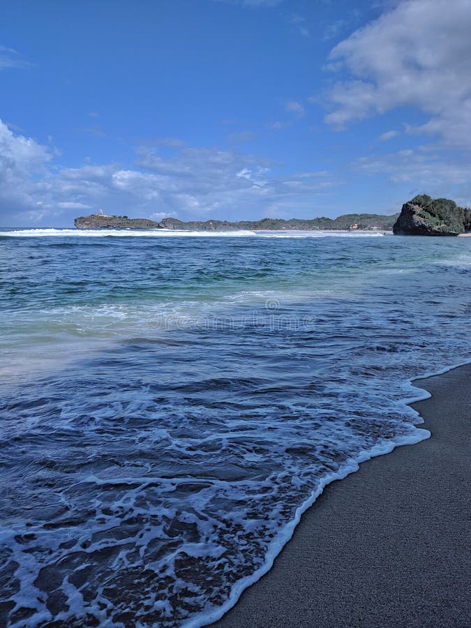 Słoneczny dzień na plaży, piękna tropikalna plaża w Yogyakarta, Indonezja zdjęcie royalty free Słoneczny dzień na plaży, piękna tropikalna plaża w Yogyakarta, Indonezja zdjęcie royalty free