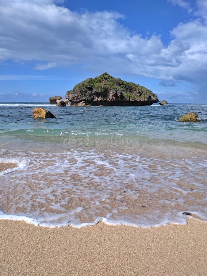 Słoneczny dzień na plaży, piękna tropikalna plaża w Yogyakarta, Indonezja zdjęcia royalty free Słoneczny dzień na plaży, piękna tropikalna plaża w Yogyakarta, Indonezja zdjęcia royalty free