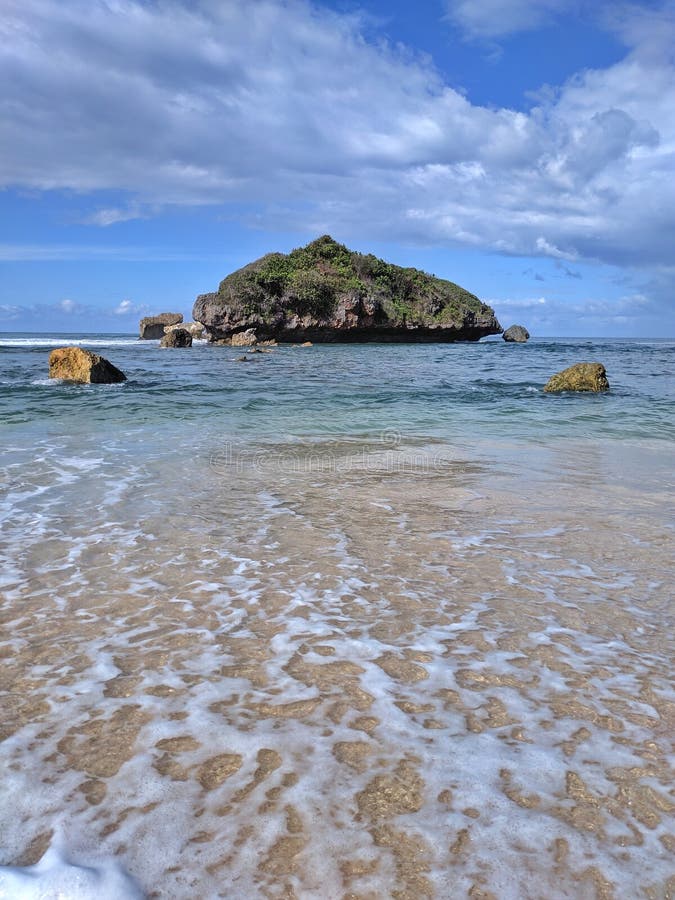 Słoneczny dzień na plaży, piękna tropikalna plaża w Yogyakarta, Indonezja zdjęcie stock Słoneczny dzień na plaży, piękna tropikalna plaża w Yogyakarta, Indonezja zdjęcie stock
