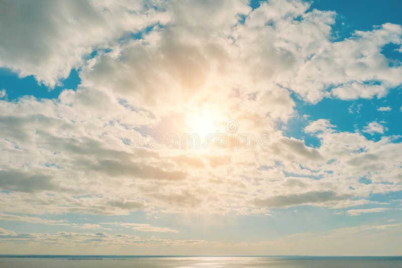 Słoneczny dzień z chmurami nad niebem nad morze