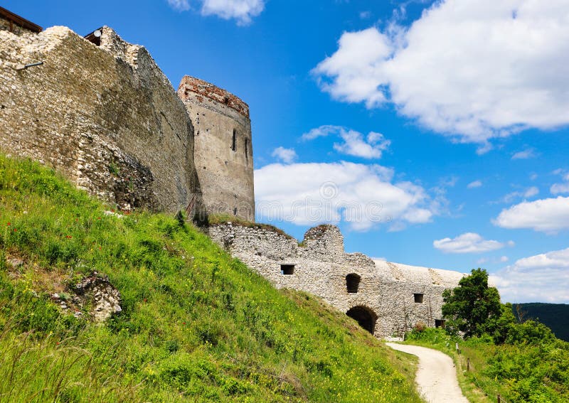 Słowacja Ruin zamku Cachtice w dzień zdjęcia stock