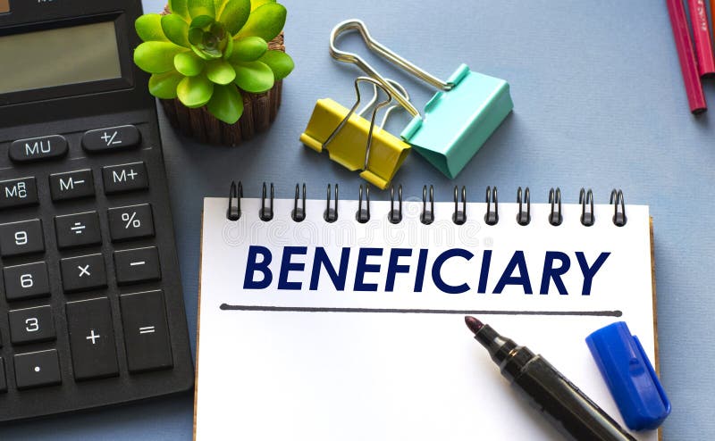 Słowo 'BENEFICJENT' jest napisane w notebooku ze znacznikiem, kalkulatorem, zaciskami i kaktusami zdjęcia stock Słowo 'BENEFICJENT' jest napisane w notebooku ze znacznikiem, kalkulatorem, zaciskami i kaktusami zdjęcia stock