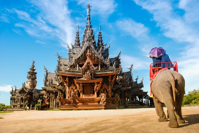 słoń Pattaya jedzie świątynnego tajlandzkiego Thailand