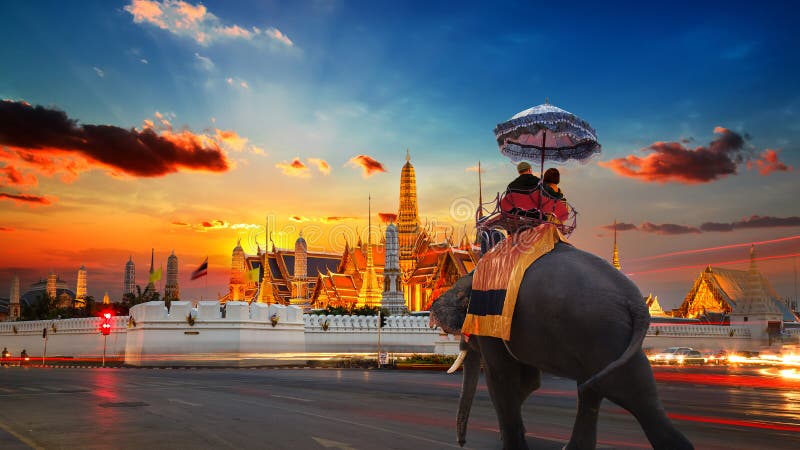 Słoń z turystami przy Watem Phra Kaew w Uroczystym pałac Tajlandia w Bangkok