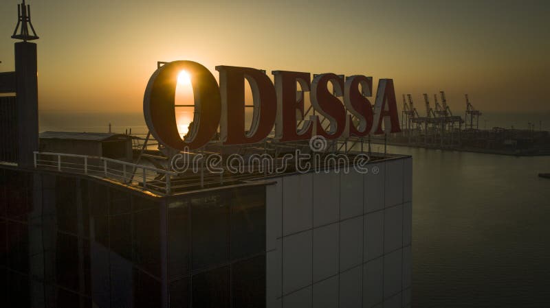 Słońce wzrosty za wielkim Odessa znakiem Ukraina zdjęcia royalty free Słońce wzrosty za wielkim Odessa znakiem Ukraina zdjęcia royalty free