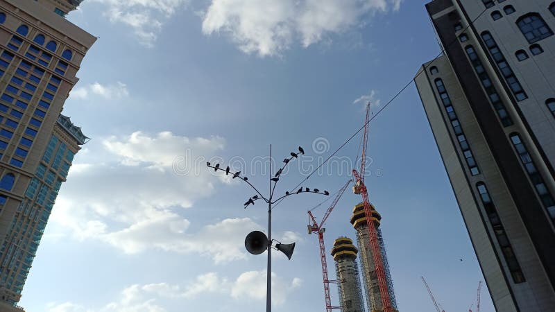 Słup ptaków w wieży makkah obrazy stock