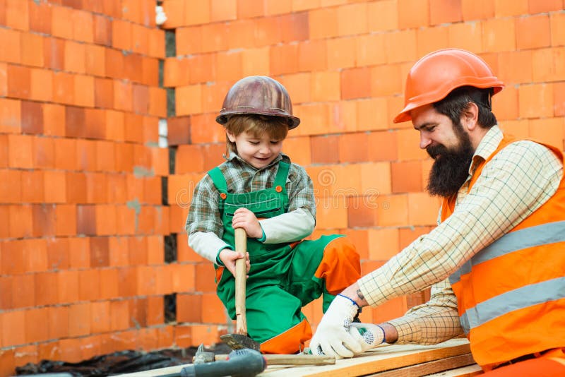 Família Americana Feliz Que Joga Com Construtor Em Casa Mãe E Pai Que  Ajudam a Construir a Construção Com Tijolos Imagem de Stock - Imagem de  menino, lazer: 132681749