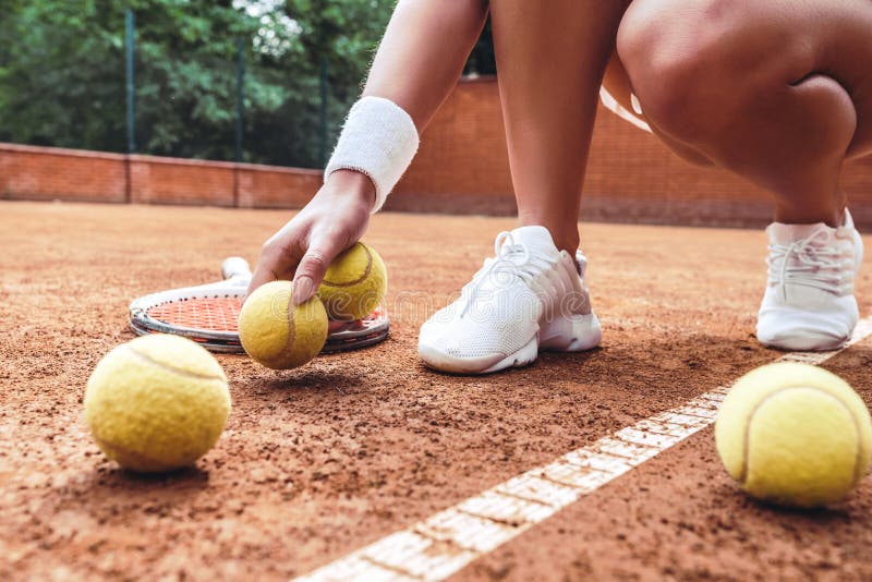 Garoto Pega a Bola Do Campo De Jogo. Criança Segurando Uma Bola De Futebol  Nas Mãos Imagem de Stock - Imagem de exterior, picareta: 243465075