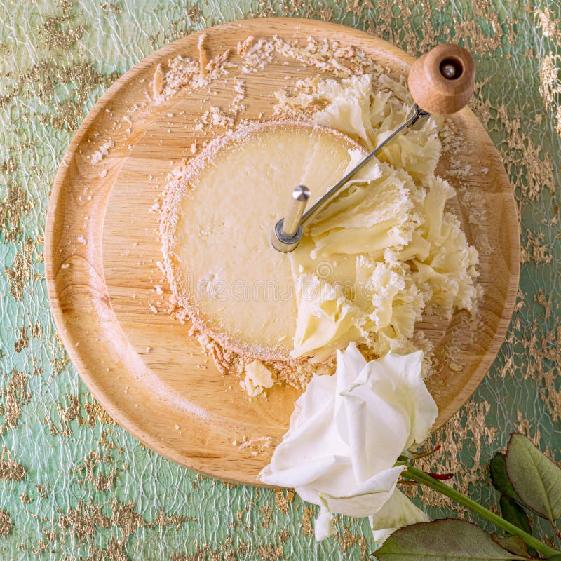 Fromage Sur Une Planche Ronde En Bois Et Un Couteau Métallique Spécial.  Nouvelle Année Noël Brillant Boules Roses Sur Une Surface Image stock -  Image du vert, laiterie: 228123361