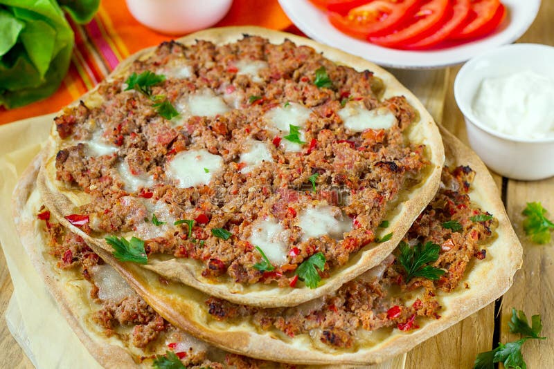 Türkische Pizza Lahmajoun Lahmacun Mit Rinderhackfleisch Stockbild ... Türkische Pizza Lahmajoun Lahmacun Mit Rinderhackfleisch Stockbild ...