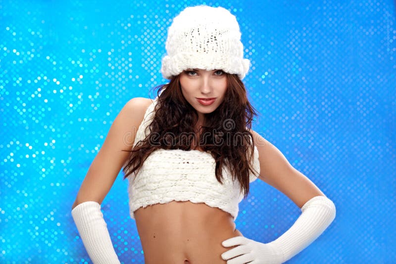 Zimowa moda, dziewczyna, niebiesne tło bokeh fotografia royalty free