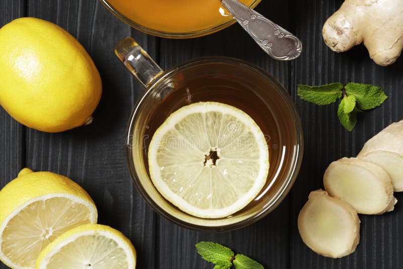 T? con il limone e lo zenzero immagine stock libera da diritti T? con il limone e lo zenzero immagine stock libera da diritti