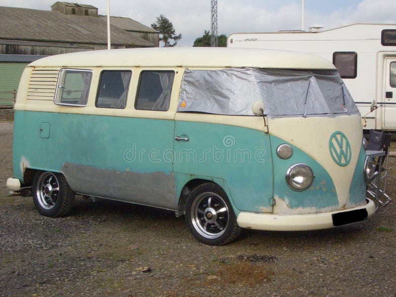 T1 de VW Bulli en el original en un sitio para acampar en Inglaterra fotografía de archivo libre de regalías T1 de VW Bulli en el original en un sitio para acampar en Inglaterra fotografía de archivo libre de regalías