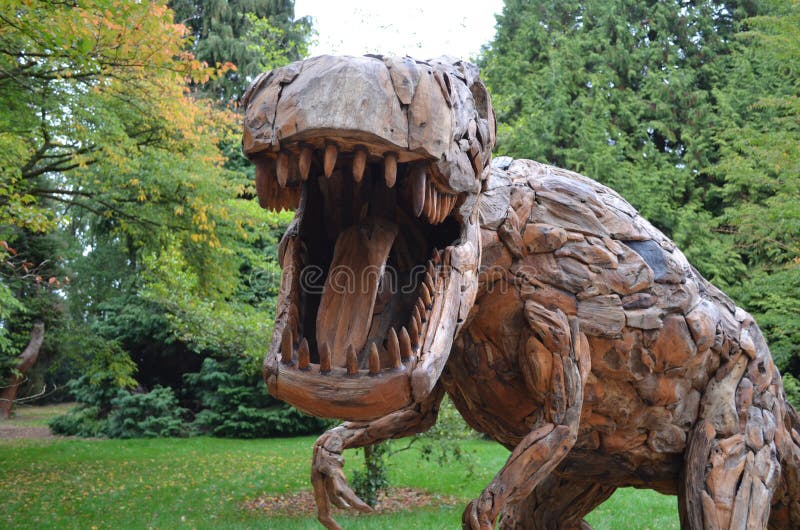 T Dinosaurio de Rex en los jardines del lado derecho Wisley fotos de archivo T Dinosaurio de Rex en los jardines del lado derecho Wisley fotos de archivo