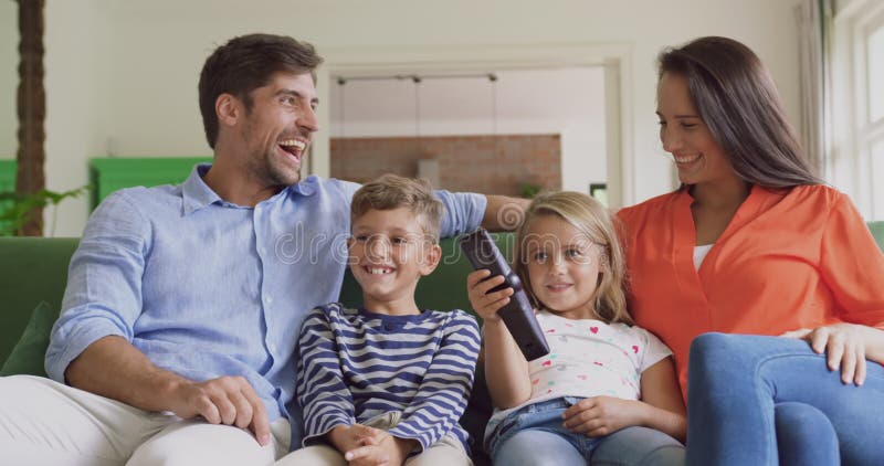 T? l? vision de observation de famille ensemble dans le salon? la maison 4k banque de vidéos
