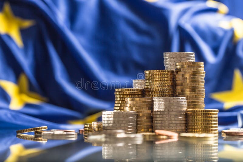 T?rme mit Eurom?nzen und Flagge der Europ?ischer Gemeinschaft im Hintergrund lizenzfreie stockbilder T?rme mit Eurom?nzen und Flagge der Europ?ischer Gemeinschaft im Hintergrund lizenzfreie stockbilder