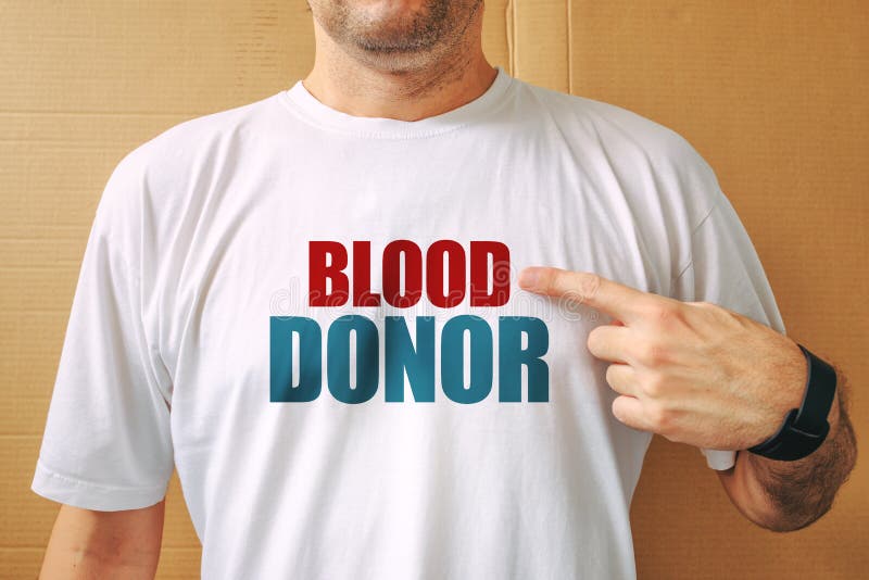 T-shirt blanc de port de donneur de sang volontaire fier images stock