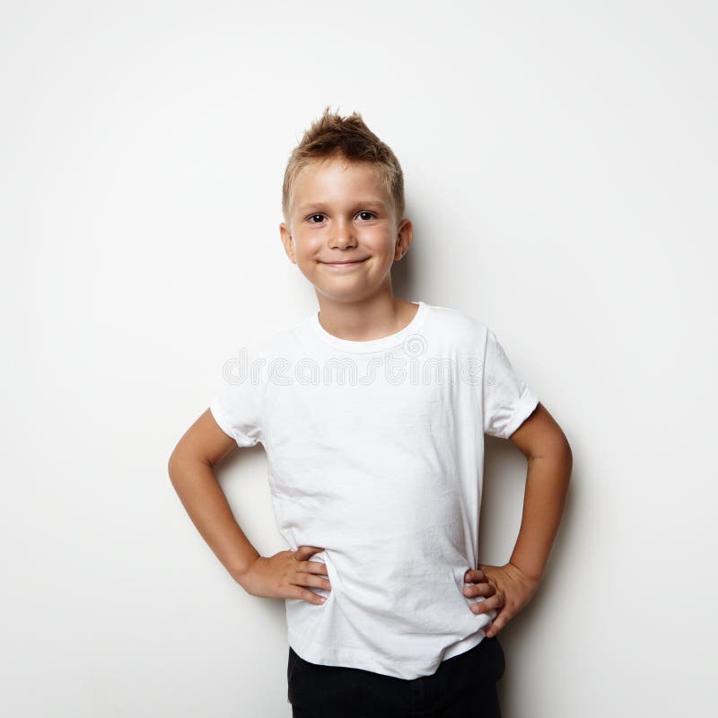 T-shirt blanc de port de sourire et shorts de garçon sur photos libres de droits T-shirt blanc de port de sourire et shorts de garçon sur photos libres de droits