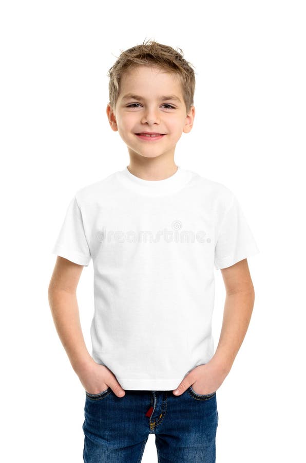 T-shirt branco em um menino bonito
