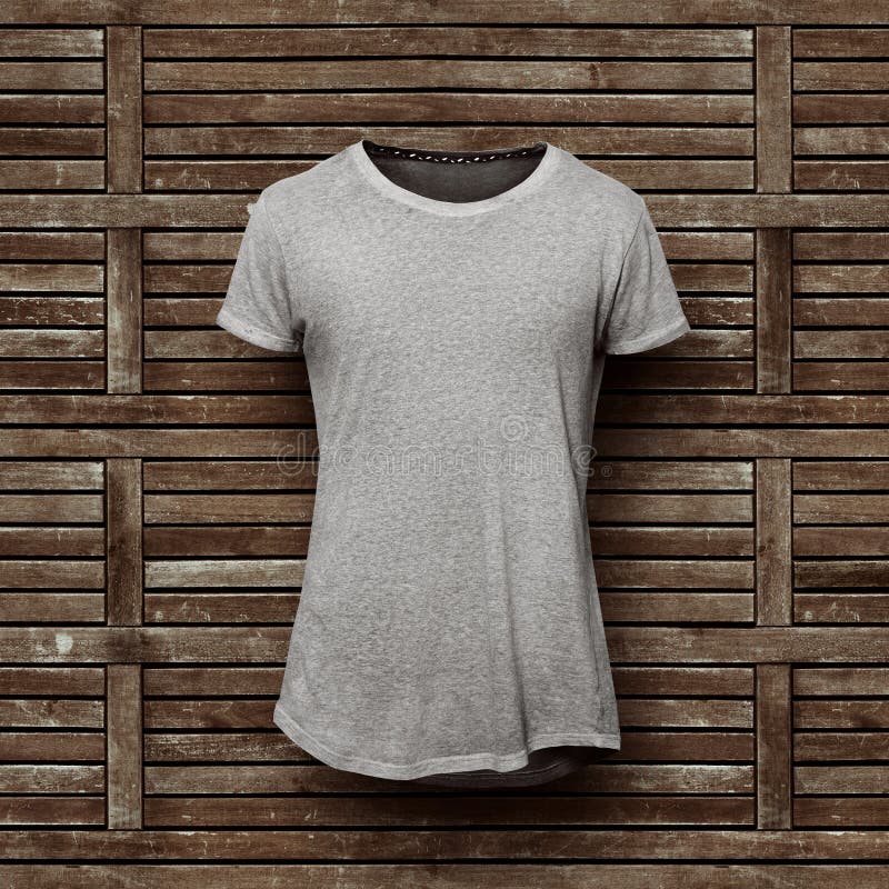 T-shirt cinzento no fundo de madeira foto de stock royalty free T-shirt cinzento no fundo de madeira foto de stock royalty free