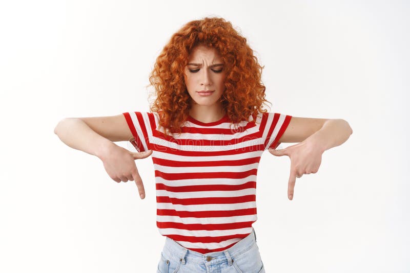 T-Shirt des Sommers der umgekippten enttäuschten jungen attraktiven europäischen gelockten Rothaarigefrau tragende rotes gestreif stockfotografie T-Shirt des Sommers der umgekippten enttäuschten jungen attraktiven europäischen gelockten Rothaarigefrau tragende rotes gestreif stockfotografie