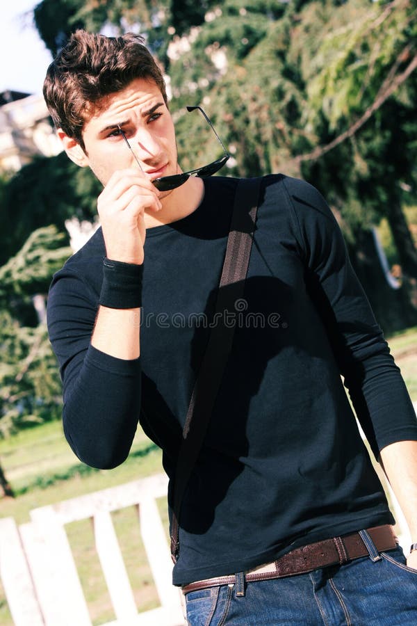 T-shirt et lunettes de soleil frais de plaine d'homme de mannequin image stock T-shirt et lunettes de soleil frais de plaine d'homme de mannequin image stock