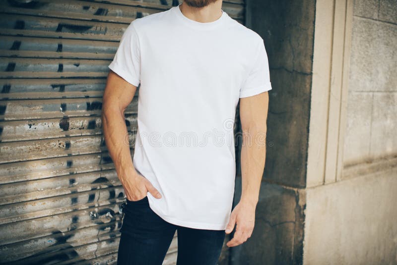 T-shirt vazio branco vestindo do moderno farpado e imagem de stock royalty free T-shirt vazio branco vestindo do moderno farpado e imagem de stock royalty free