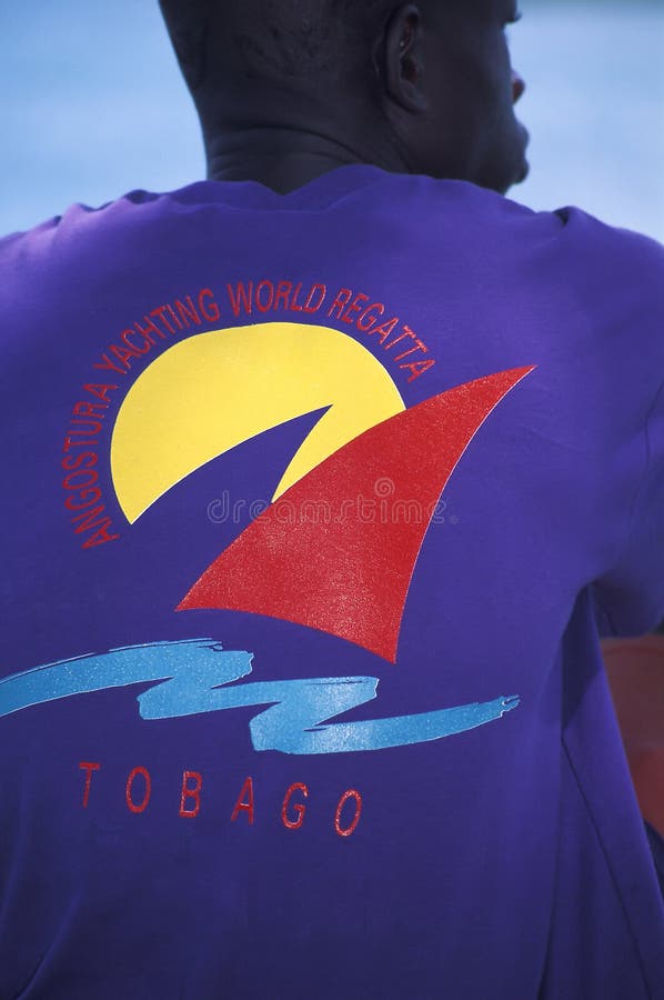 T-shirt vestindo Tobago da regata da vela do homem imagens de stock royalty free T-shirt vestindo Tobago da regata da vela do homem imagens de stock royalty free