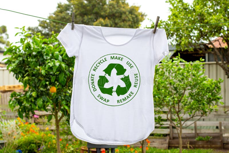 T-skjortan på tvättsladden med den cirkulära ikonen för textilier i ekonomin använder återanvändning av utbytesdonet för återvinni