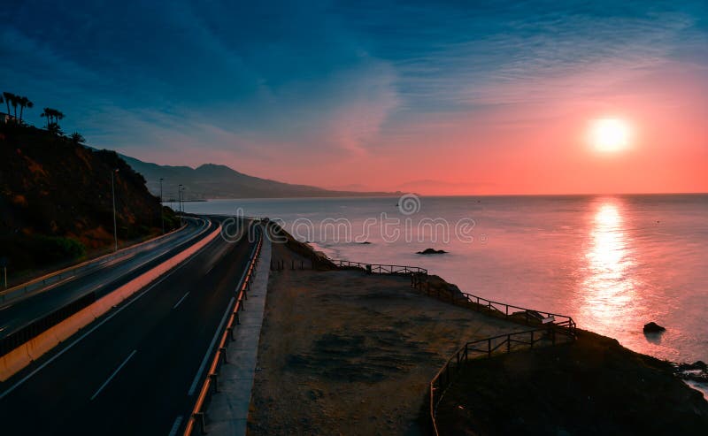 Tôt le matin sur la route image libre de droits Tôt le matin sur la route image libre de droits