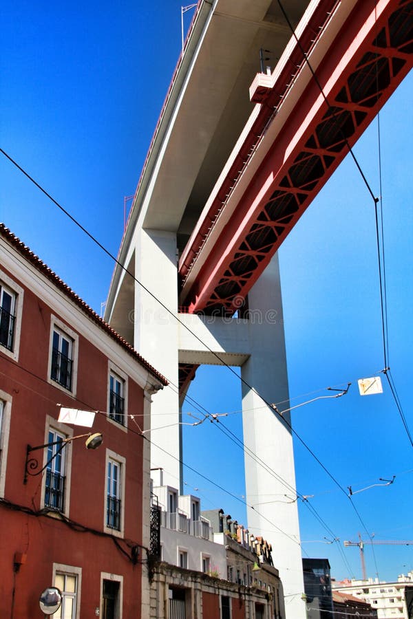 25ta April Bridge en Lisboa en un día soleado imagenes de archivo 25ta April Bridge en Lisboa en un día soleado imagenes de archivo
