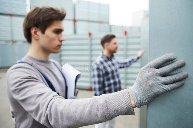 Ta den nya lastbehållaren arkivbilder