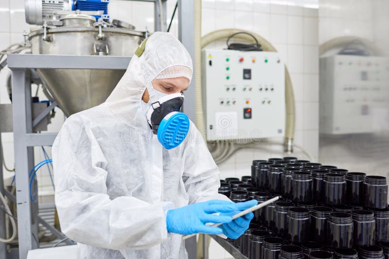 Ta inventarium i farmaceutisk fabrik arkivfoton Ta inventarium i farmaceutisk fabrik arkivfoton