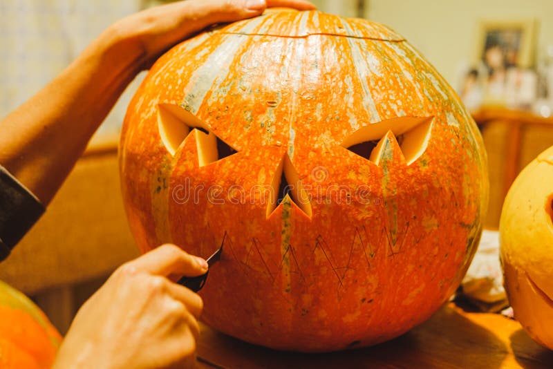 Ta med en halloween-pumpor i köket, nära vy royaltyfri bild Ta med en halloween-pumpor i köket, nära vy royaltyfri bild