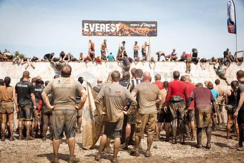 Taaie Mudder: Raceauto's die in Everest Obstic wachten royalty-vrije stock afbeeldingen Taaie Mudder: Raceauto's die in Everest Obstic wachten royalty-vrije stock afbeeldingen
