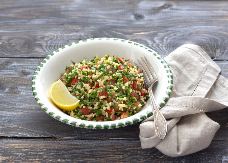 Tabbouleh, Traditioneller Arabischer Salat Des Bulgurs, Der Petersilie ...