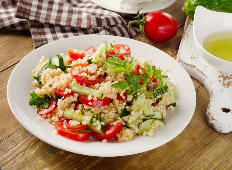 Tabboulehsalade met bulgur, peterselie royalty-vrije stock afbeelding Tabboulehsalade met bulgur, peterselie royalty-vrije stock afbeelding