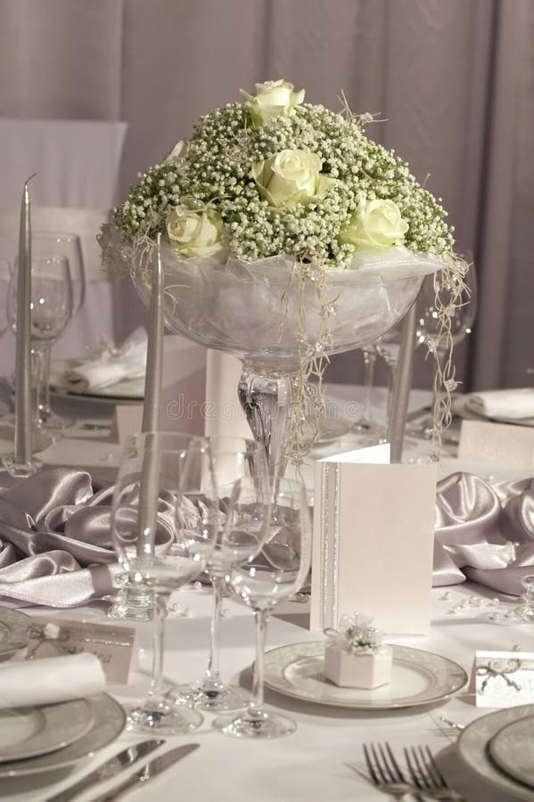 Tabela ajustada para o jantar de casamento Tabela ajustada para o jantar de casamento