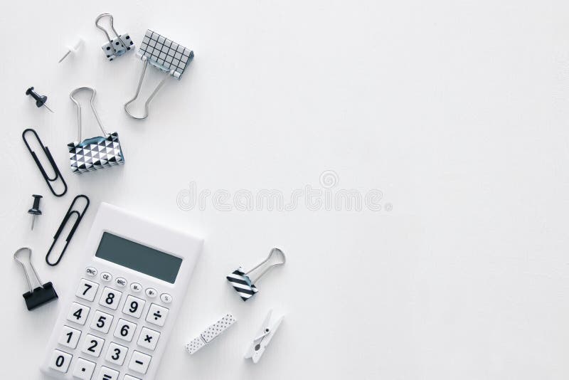 Tabela branca da mesa de escritório com calculadora e outros materiais de escritório Vista superior fotos de stock Tabela branca da mesa de escritório com calculadora e outros materiais de escritório Vista superior fotos de stock