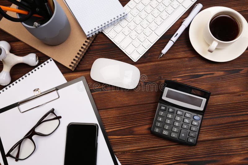 Tabela da mesa de escrit?rio com fontes Local de trabalho e objetos lisos do neg?cio da configura??o Vista superior Copie o espa? imagem de stock Tabela da mesa de escrit?rio com fontes Local de trabalho e objetos lisos do neg?cio da configura??o Vista superior Copie o espa? imagem de stock