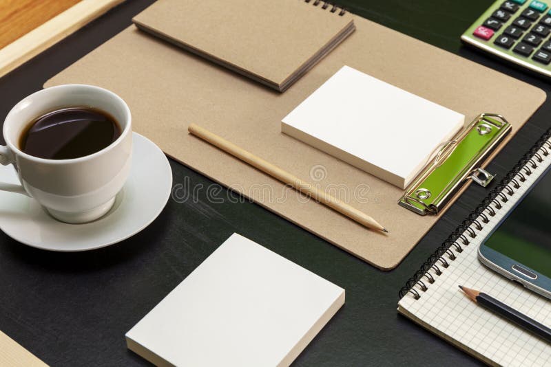 Tabela da mesa de OfficeOffice do local de trabalho do neg?cio e objetos do neg?cio do l?pis, Livro Branco, caderno, l?pis, caf? fotografia de stock Tabela da mesa de OfficeOffice do local de trabalho do neg?cio e objetos do neg?cio do l?pis, Livro Branco, caderno, l?pis, caf? fotografia de stock