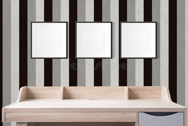 Tabela de funcionamento com quadros vazios da foto no estúdio vazio com v imagem de stock Tabela de funcionamento com quadros vazios da foto no estúdio vazio com v imagem de stock