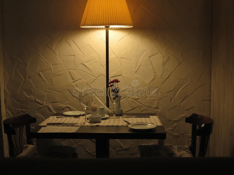 Tabela de jantar romântica para o restaurante servido pares imagens de stock Tabela de jantar romântica para o restaurante servido pares imagens de stock
