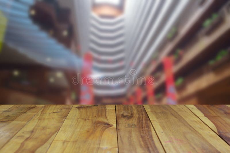 Tabela de madeira borrada da imagem e backg interior abstrato da entrada do hotel fotos de stock Tabela de madeira borrada da imagem e backg interior abstrato da entrada do hotel fotos de stock