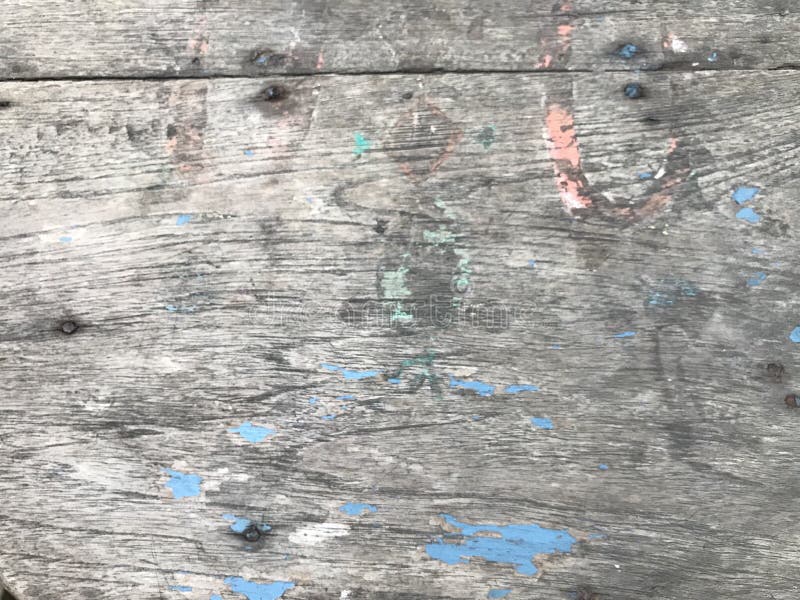 A tabela de madeira velha com muitos risca e pinturas da cor foto de stock royalty free