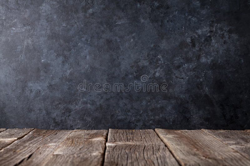 Tabela de madeira velha na frente da parede preta imagem de stock royalty free Tabela de madeira velha na frente da parede preta imagem de stock royalty free