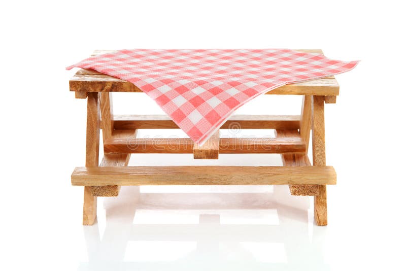 Tabela de piquenique vazia com tablecloth imagens de stock Tabela de piquenique vazia com tablecloth imagens de stock