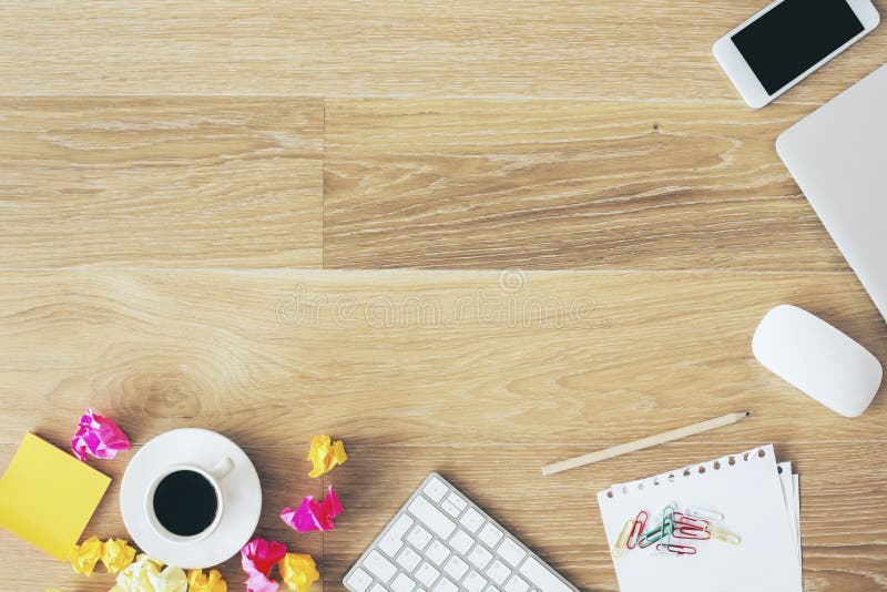 Tabela desarrumado do escritório fotografia de stock